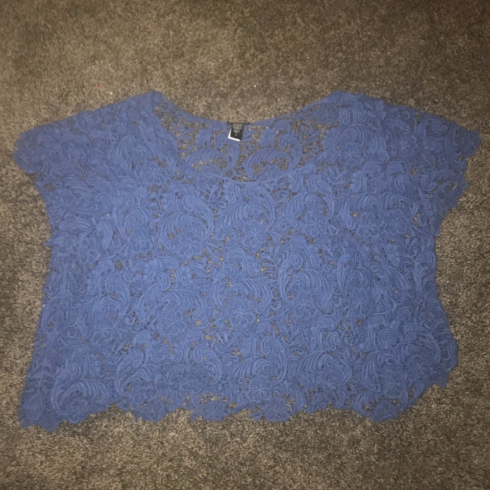 super cute blouse like crop top never worn!